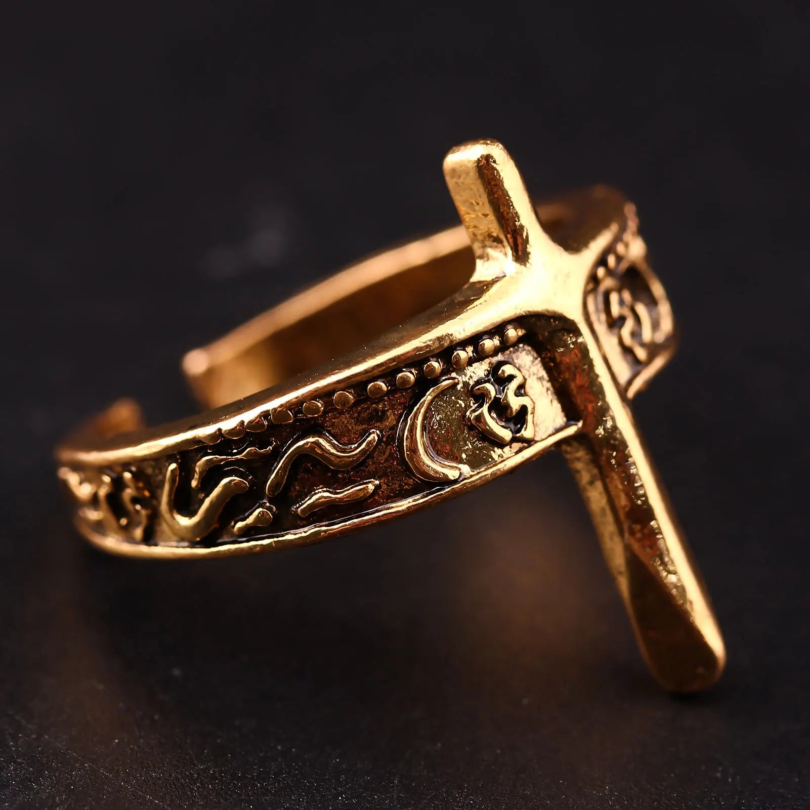 Lloyd's Sword Ring – TrendNexis
